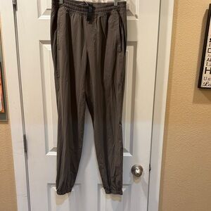 💨 Lululemon Surge Joggers – Women’s Medium – Olive – Like New